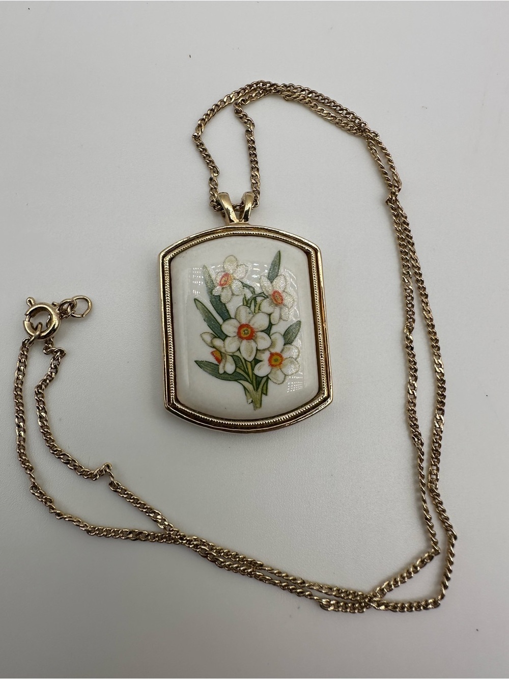 AVON Vintage Gold Tone Floral Enamel Pendant Necklace Long Chain White Flower